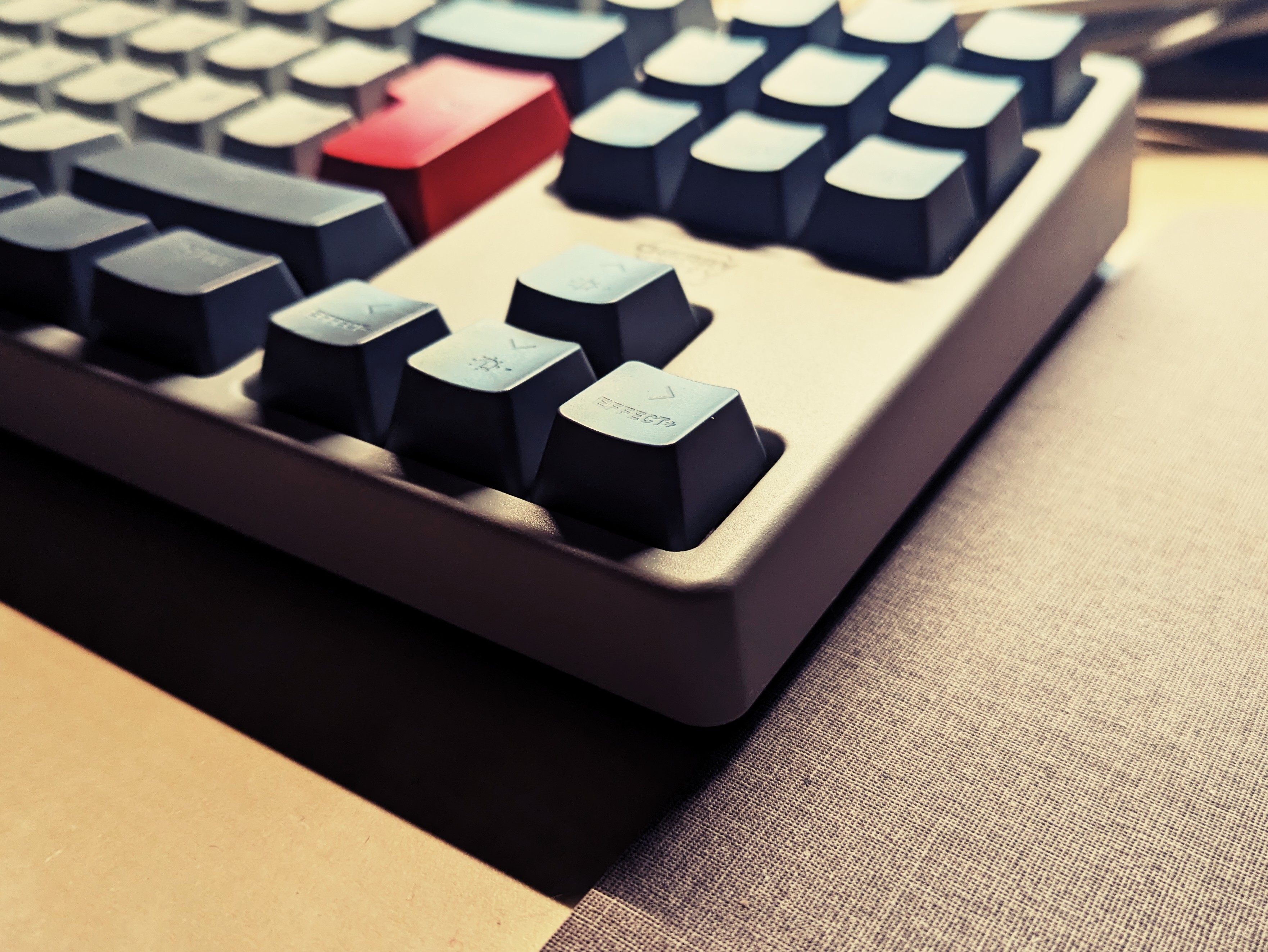 Eine Cherry XTRFY K4V2 TKL Tastatur