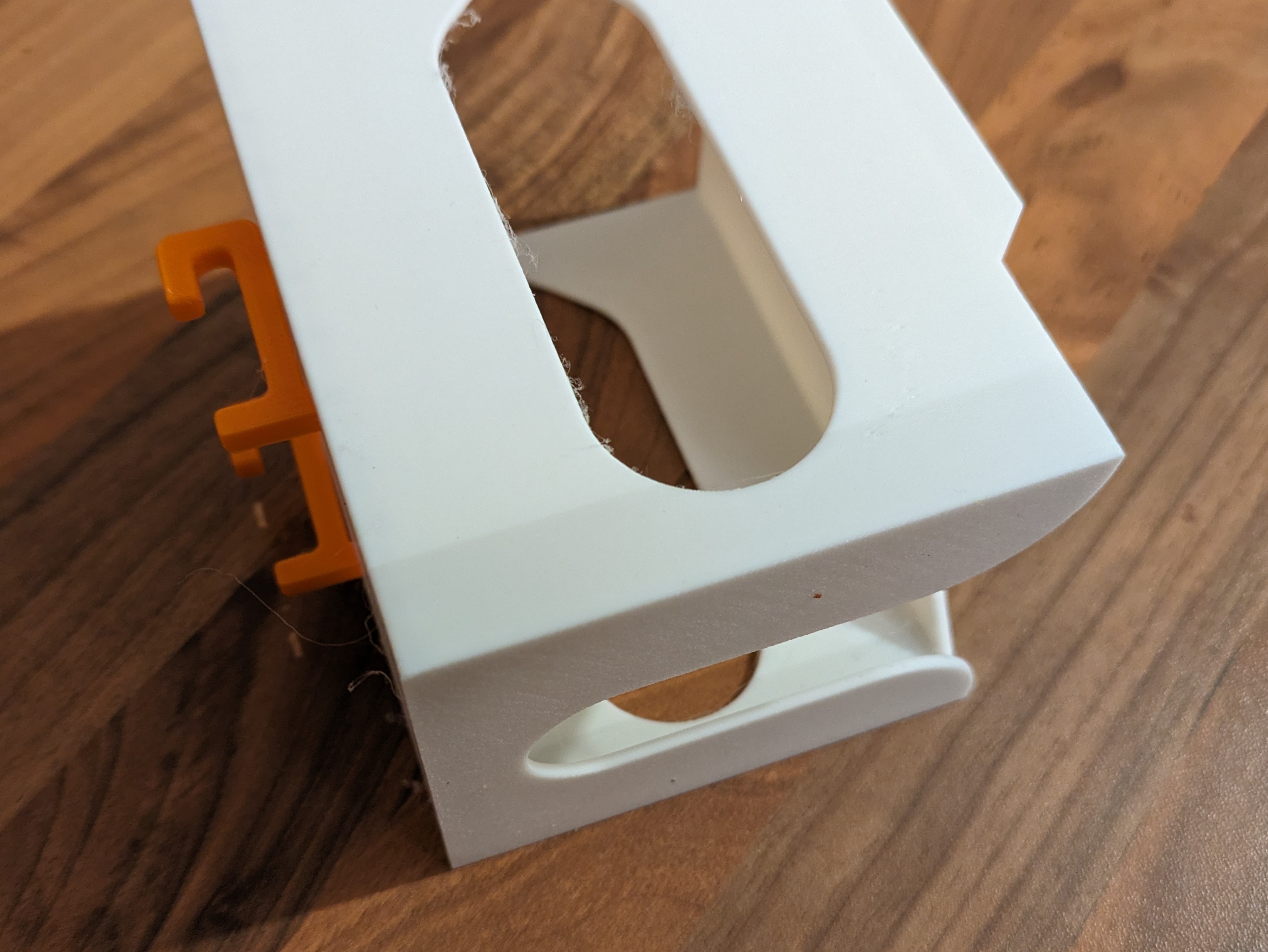 Detailaufnahme eines Teebeutelspenders aus zwei verschiedenen Filemanten