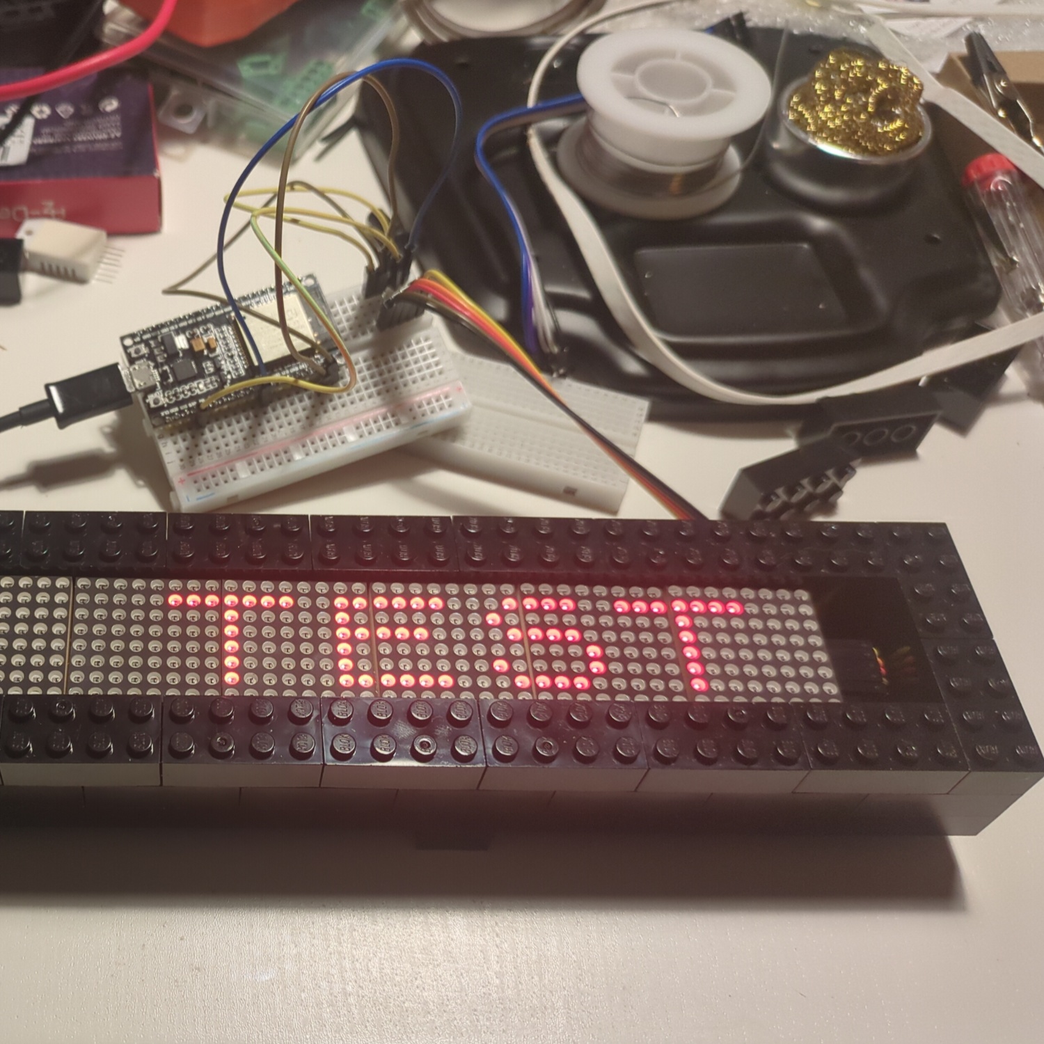 8x32 LED Matrix in einem Rahmen aus Klemmbausteinen