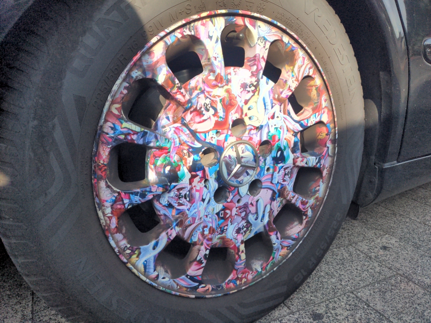Mit Comicmotiven beklebte Felge.