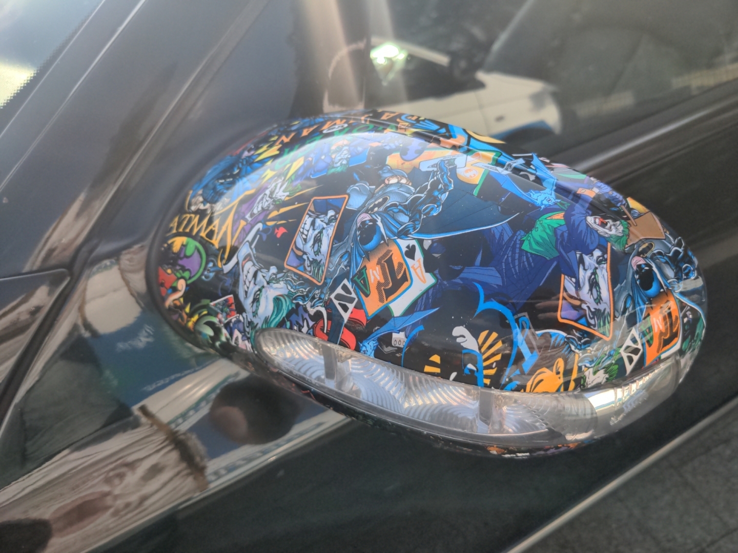 Mit Comicmotiven beklebter Außenspiegel.