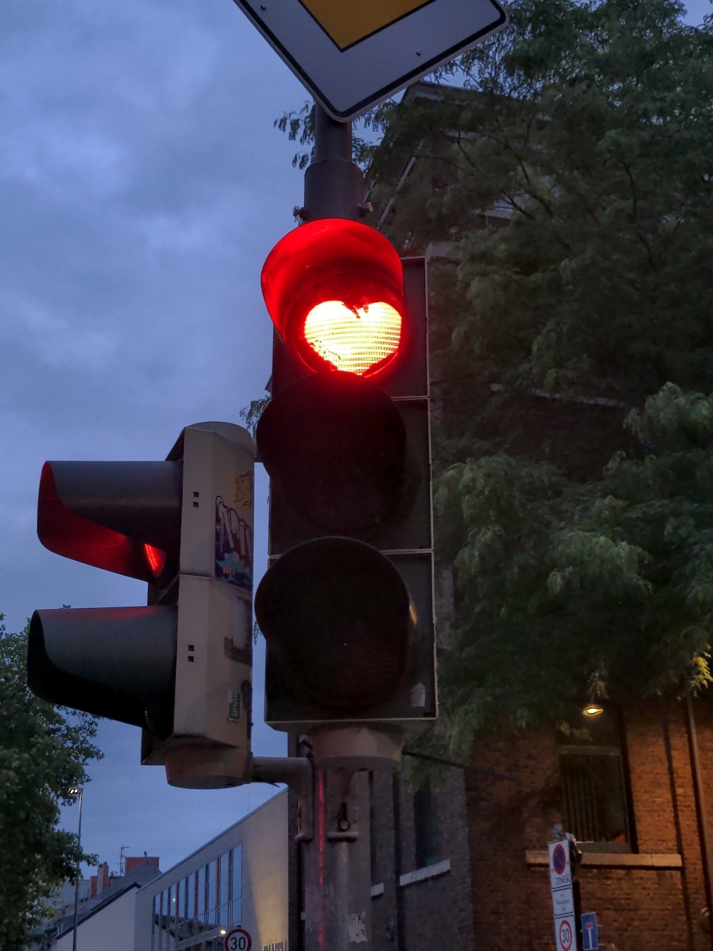 Eine Ampel, das Rot zeigt ein Herz.