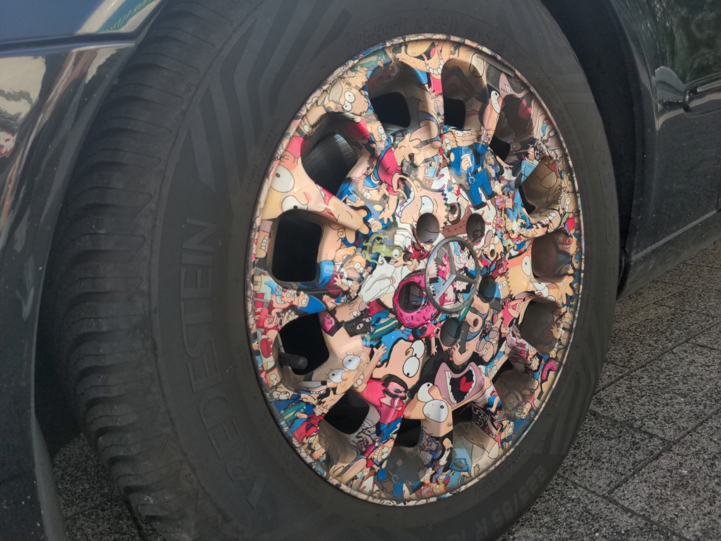 Mit Comicmotiven beklebte Felge.