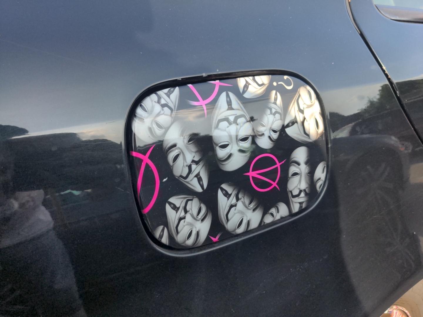 Mit Comicmotiven beklebte Tankklappe.