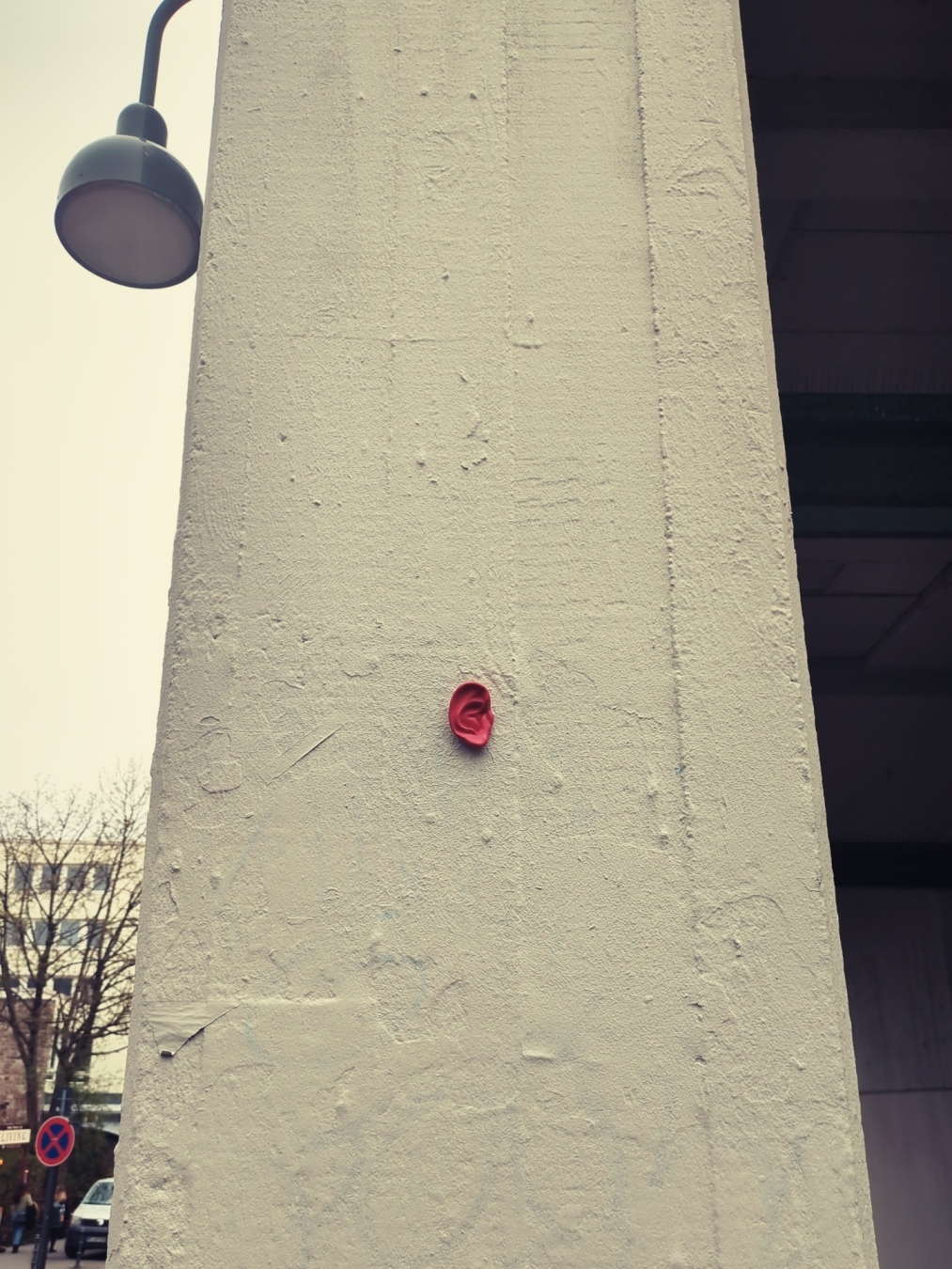 Ein Kunststoff(?)ohr an einem Pfeiler.