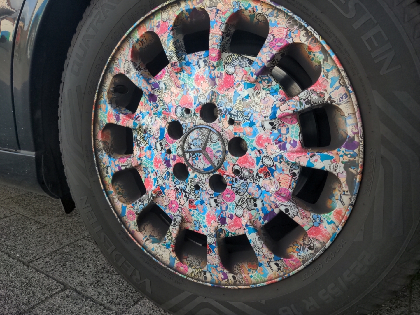 Mit Comicmotiven beklebte Felge.
