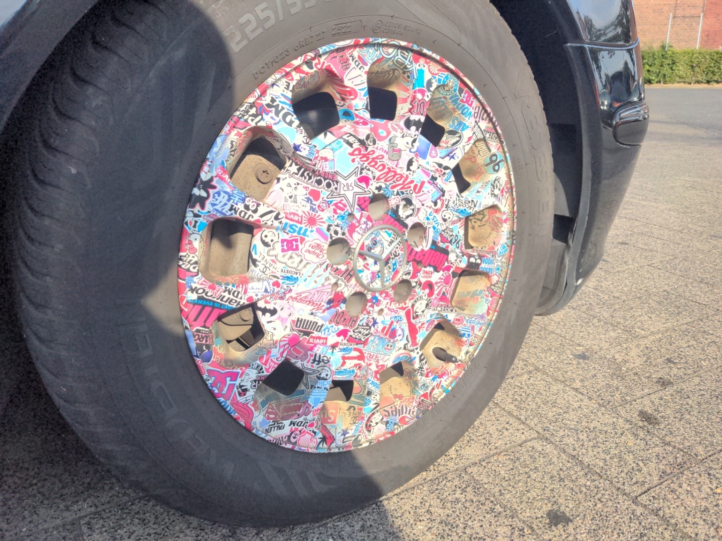 Mit Comicmotiven beklebte Felge.