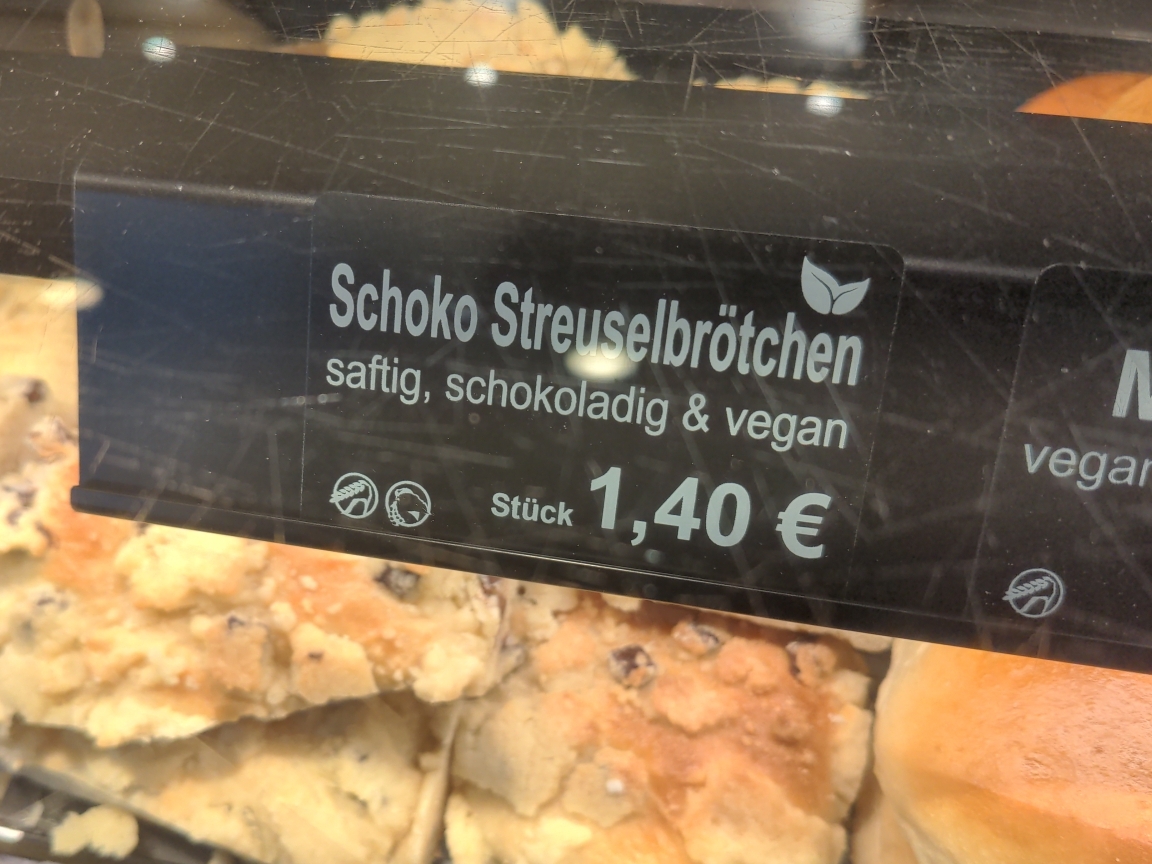Schild in der Auslage einer Bäckerei.