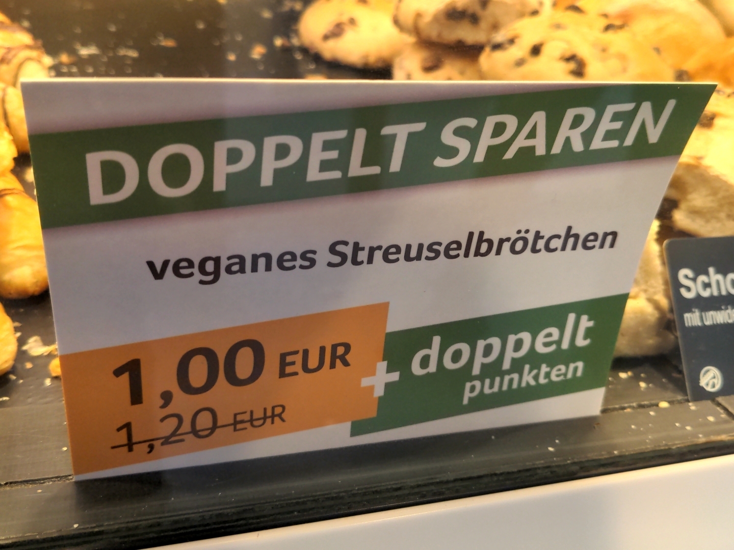 Schild in der Auslage einer Bäckerei.