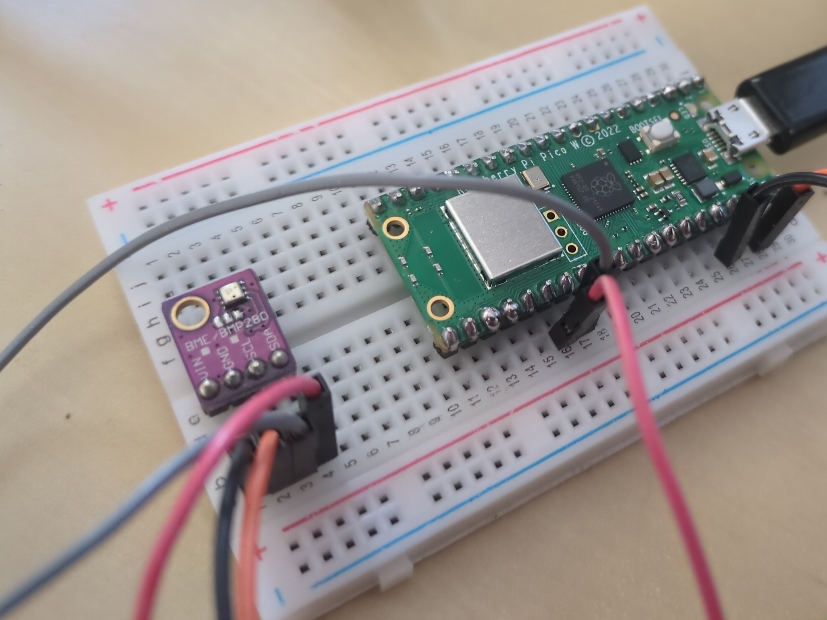 Pi Pico W mit BME280 auf einem Breadboard