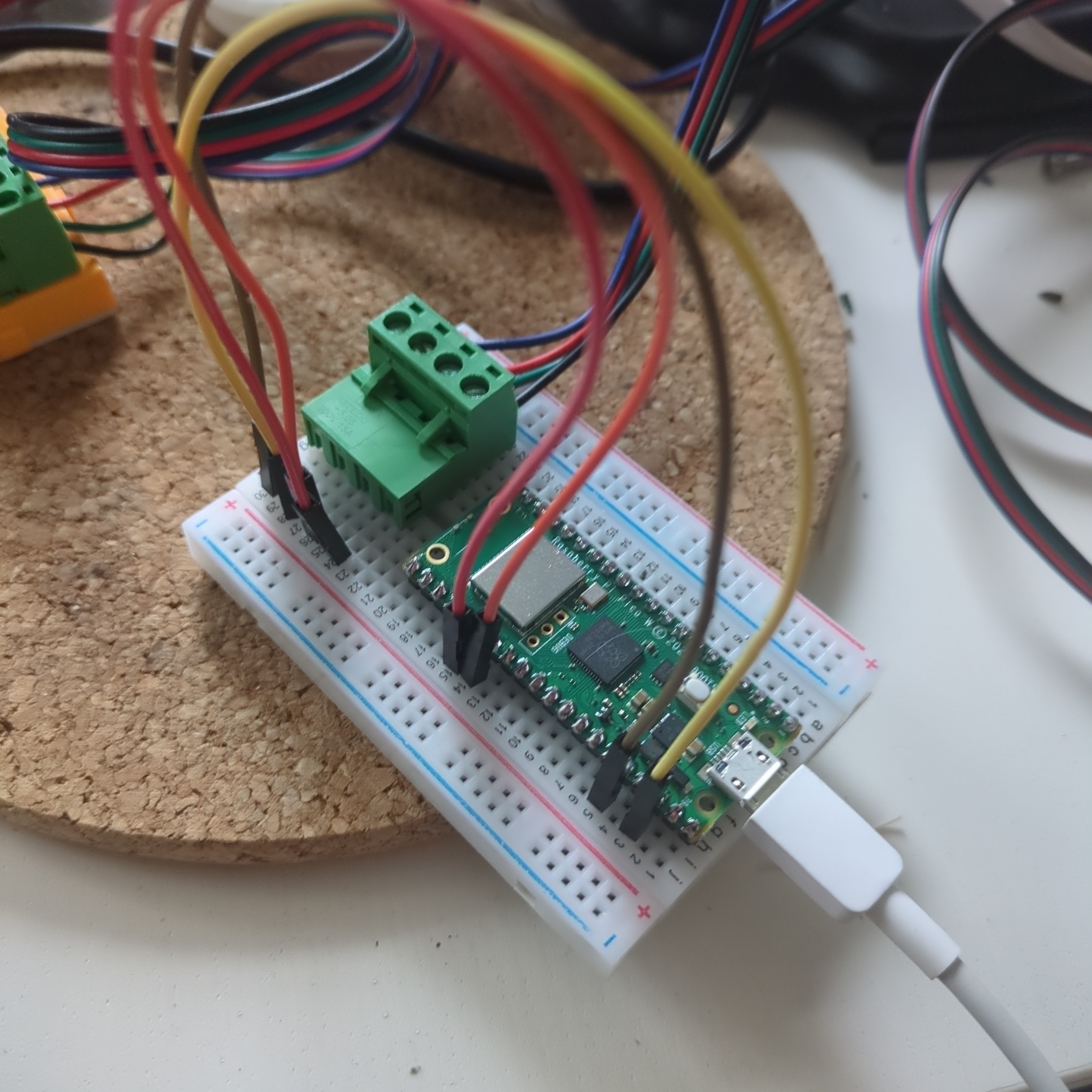 Pi Pico W auf einem Breadboard,